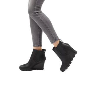 Sorel “Joan Uptown” Black Leather Chelsea Boots - Women’s Size 8